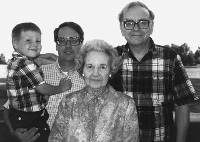 沃伦·巴菲特和母亲莉拉·斯塔尔·巴菲特，儿子霍华德·格雷厄姆·巴菲特以及孙子霍华德·沃伦·巴菲特。