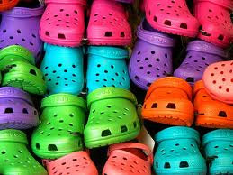 Crocs“丑鞋”变形记 多元化路线颠覆品牌基因